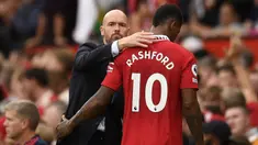 Manchester United berhasil meraih kemenangan ke-20 dalam 27 laga terakhir di bawah asuhan Erik Ten Hag setelah mengalahkan Charlton Athletic FC di Carabao Cup, Rabu (11/01/2022). Hal tersebut berkat penampilan cemerlang para pemainnya yang sukses menjalankan taktik dari pelatih berkebangsaan Belanda tersebut. Berikut ini 4 pemain MU yang semakin cemerlang setelah ditangani oleh Erik Ten Hag. (AFP/Oli Scarff)