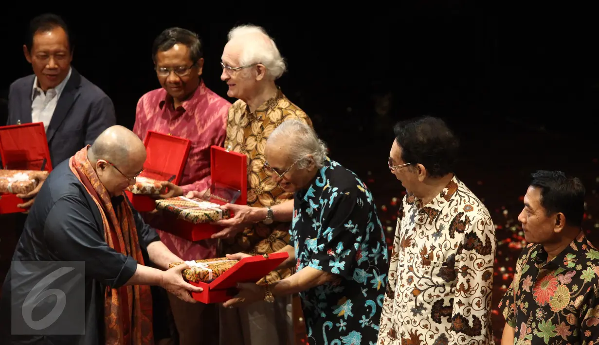 Ketua Museum Rekor Indonesia Jaya Suprana memberikan penghargaan kepada beberapa tamu undangan saat perayaan HUT MURI ke 26 di Gedung Kesenian Jakarta, Kamis (28/1/2016). (Liputan6.com/Yoppy Renato)