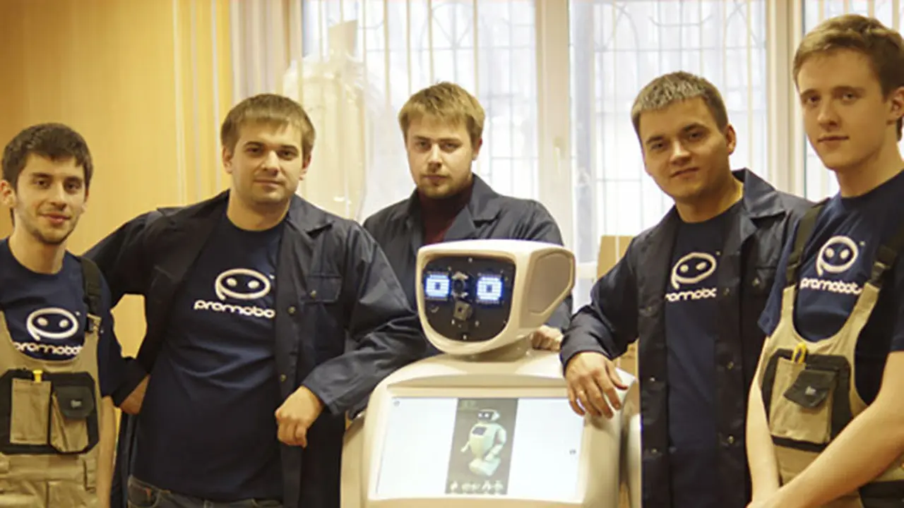 Robot Promobot (tengah) bersama para teknisinya (sumber: Promobot)