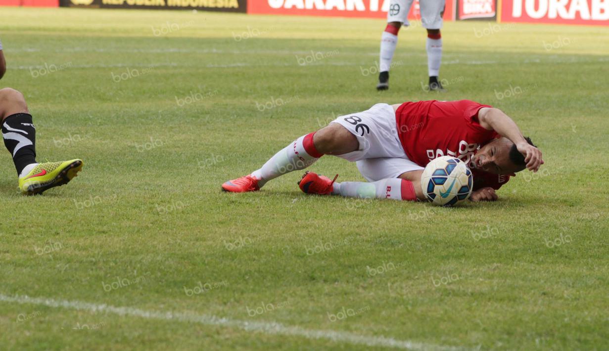 Pemain Bali United, Escobar, terjatuh saat melewati para pemain Sriwijaya pada perebutan tempat ketiga Torabika Bhayangkara Cup 2016 di Stadion Utama Gelora Bung Karno, Jakarta, Minggu (3/4/2016). (Bola.com/Nicklas Hanoatubun)