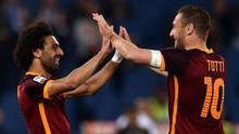 Mohamed Salah (kiri) dan Francesco Totti (kanan) merayakan gol ke gawang Bologna pada laga Serie A di Olimpico, Roma, Senin (11/4/2016). (AFP/Alberto Pizzoli)