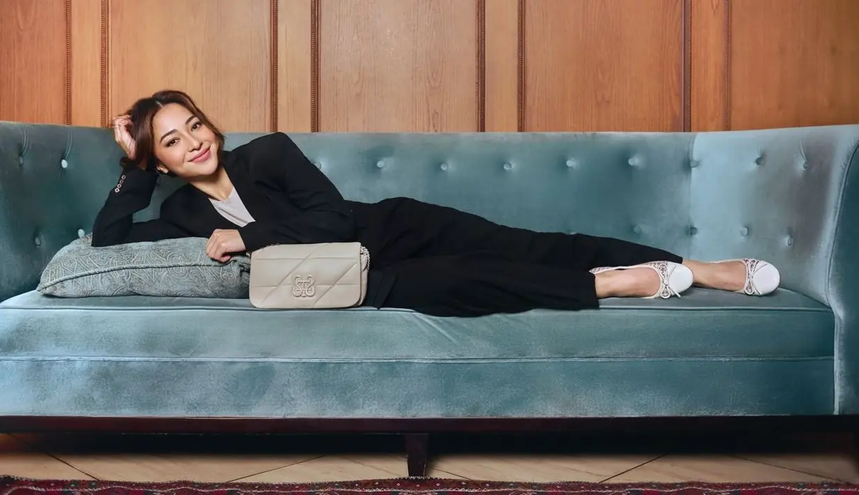 Gaya chic lainnya dari Nikita Willy pakai inner putih yang ditumpuknya dengan setelan blazer dan celana panjang hitam. [Foto: Instagram/nikitawillyofficial94]