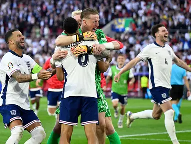 Pemain Inggris merayakan kemenangan atas Swiss pada laga perempat final Euro 2024 di Duesseldorf Arena, Duesseldorf, Jerman, Sabtu (06/07/2024). (AFP/Ina Fassbender)