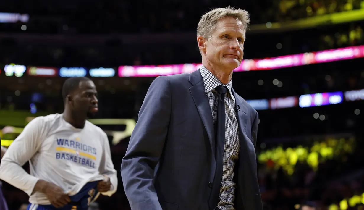 Pelatih Golden State Warriors, Steve Kerr (kanan) tampak kecewa usai timnya kalah dari Lakers 117-97 pada laga NBA basketball game di Los Angeles, (4/11/2016).  (AP /Alex Gallardo)
