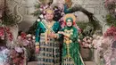 <p>Pernikahan Andi pun mengusung tema adat Bugis sebagai tempat kelahiran mempelai wanita. Keduanya pun tampil mengenakan baju adat bugis warna hijau keemasan. [@thepotomoto]</p>