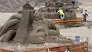 Asahi Sand Sculpture merupakan pameran patung pasir yang berlangsung pantai Yasashigaura, Asahi, Chiba, Jepang pada 15 Juli hingga 7 Agustus 2014. (AFP PHOTO/Toshifumi Kitamura)