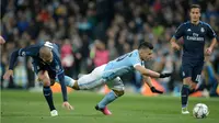 Striker Manchester City, Sergio Aguero, terjatuh saat berebut bola dengan pemain Real Madrid, Pepe, pada leg pertama semifinal Liga Champions di Stadion Etihad, Manchester, Rabu (27/4/2016) dini hari WIB. (AFP/Oli Scarff)