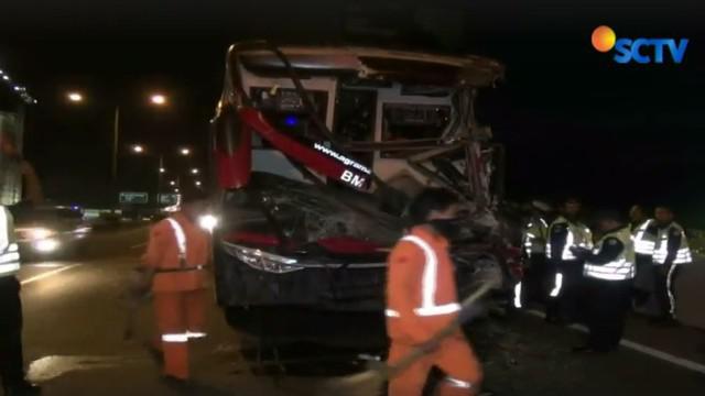 Akibat kecelakaan ini puluhan penumpang bus terlantar di pinggir jalan tol.