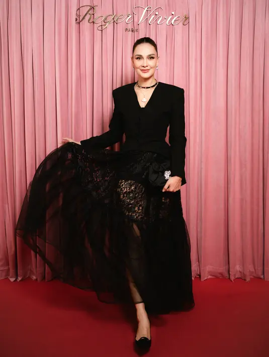 Luna Maya tak kalah glamor dengan blazer low neck dan maxi lace skirt berwarna hitam. Dipadu dengan kalung dari Bvlgari yang ditata layering [dok. Roger Vivier]