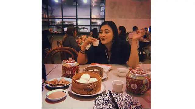 7 Potret Oktiya Haniarti, Pengantin Jawa Joget Zumba yang Videonya Viral