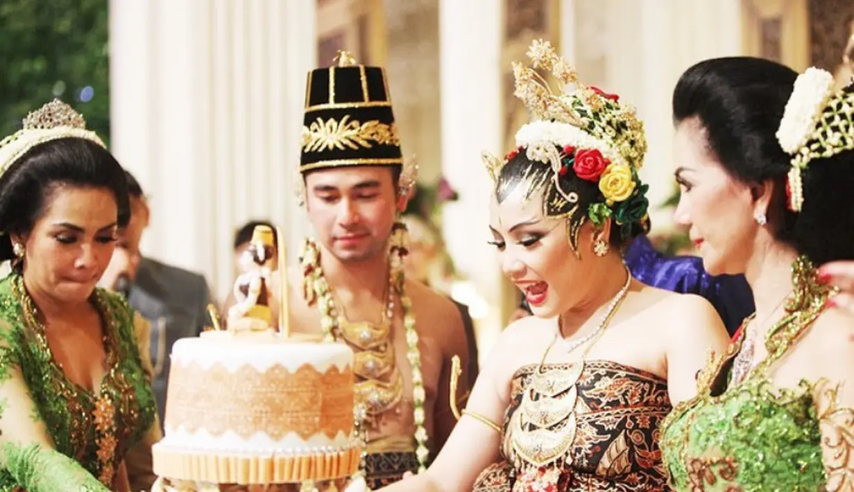 Di acara resepsi, keduanya kembali tampil mengenakan pakaian khas Jawa, dodotan. Dengan mengenakan kain keemasan. [@raffinagita1717]