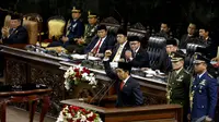 Presiden Terpilih Joko Widodo mengepalkan tangannya usai membacakan pidatonya saat pelantikan di Senayan, Jakarta, Senin (20/10/2014) (Liputan6.com/Andrian M Tunay)
