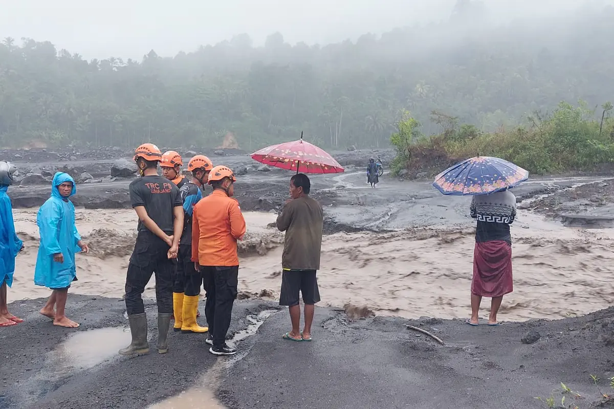 Banjir lahar dingin Gunung Semeru menerjang Lumajang. (Dian Kurniawan/Liputan6.com)