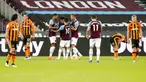 Para pemain West Ham United merayakan gol yang dicetak oleh Sebastien Haller ke gawang Hull City pada laga Piala Liga Inggris di Stadion London, Rabu (23/9/2020). West Ham menang dengan skor 5-1. (AP/Alastair Grant, Pool)