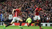 Bintang Manchester United, Paul Pogba (kanan) saat merayakan gol Ander Herrera (kiri) ke gawang Chelsea, pada laga lanjutan Premier League, di Stadion Old Trafford, Minggu (16/4/2017). (AFP/Oli Scarff). 