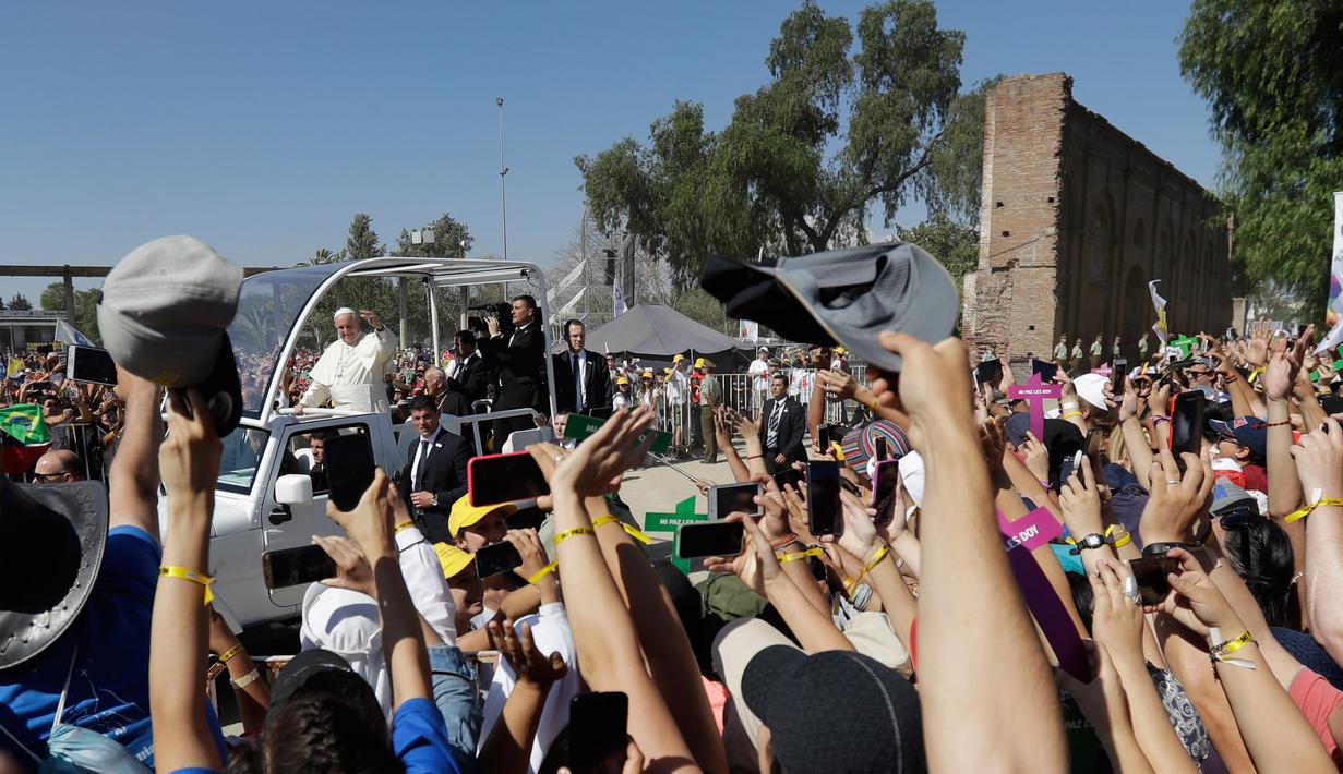 Suasana saat ratusan warga menyambut kedatangan Paus Fransiskus di Gereja Maipu di Santiago, Chili (18/1). (AP Photo / Natacha Pisarenko)