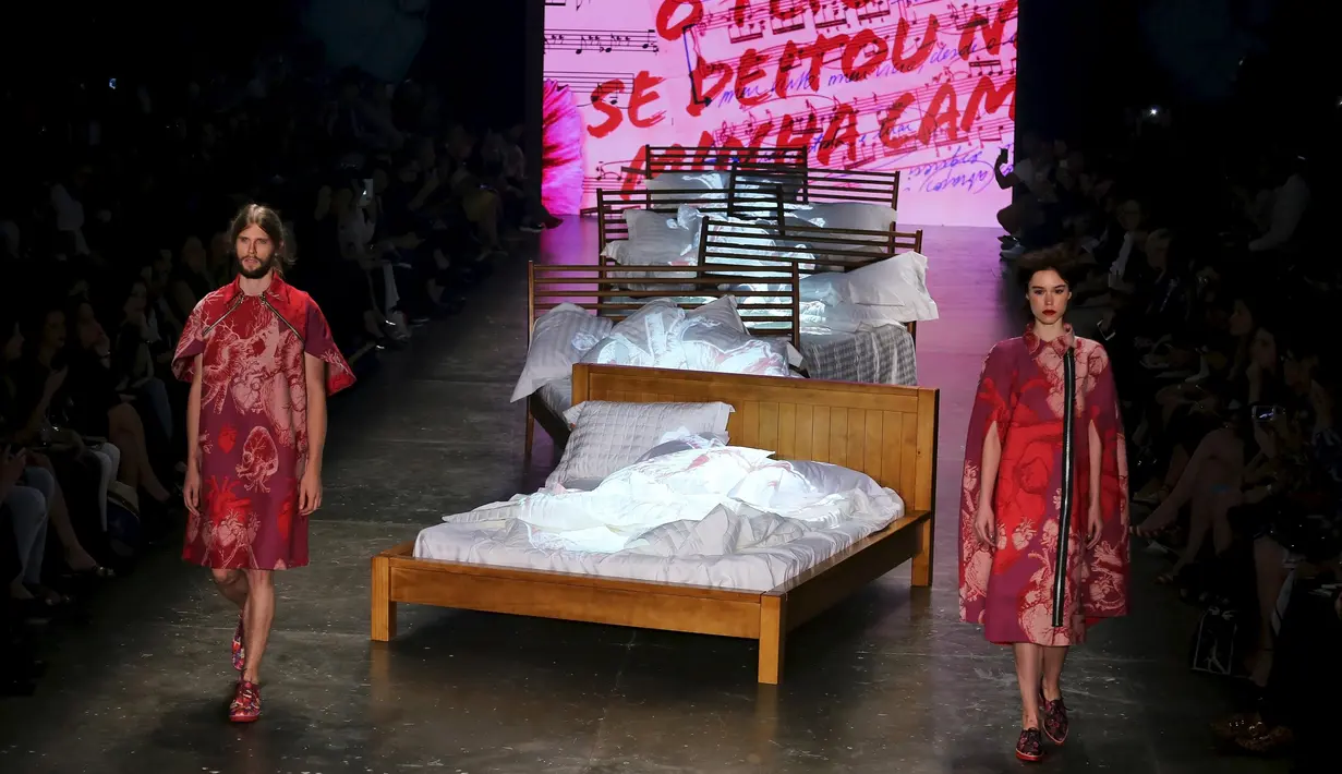 Dua orang model saat memakai busana rancangan  desainer Ronaldo Fraga selama Sao Paulo Fashion Week, Brazil, Senin (19/10/2015). Busana yang ditampilkan pada Sao Paulo Fashion week kali ini mengambil tema musim dingin 2016. (REUTERS/Nacho Doce)