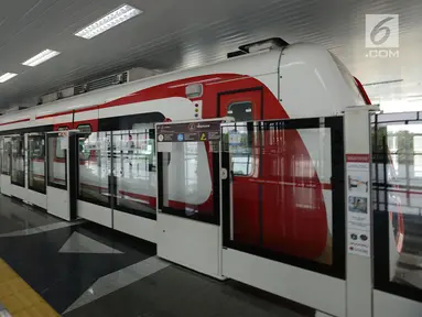 Petugas berjaga di peron saat melayani warga yang ingin mengikuti uji coba moda transportasi kereta ringan atau light rail transit (LRT) di Jakarta, Selasa (11/6/2019). Warga dapat menjajal LRT dengan gratis mulai Selasa 11 Juni 2019. (merdeka.com/Imam Buhori)
