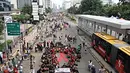 Kemeriahan aksi memperingati hari ADIS se-dunia yang jatuh tiap 1 Desember di Jalan MH Thamrin, Jakarta, Minggu (30/11/2014). (Liputan6.com/Faizal Fanani) 