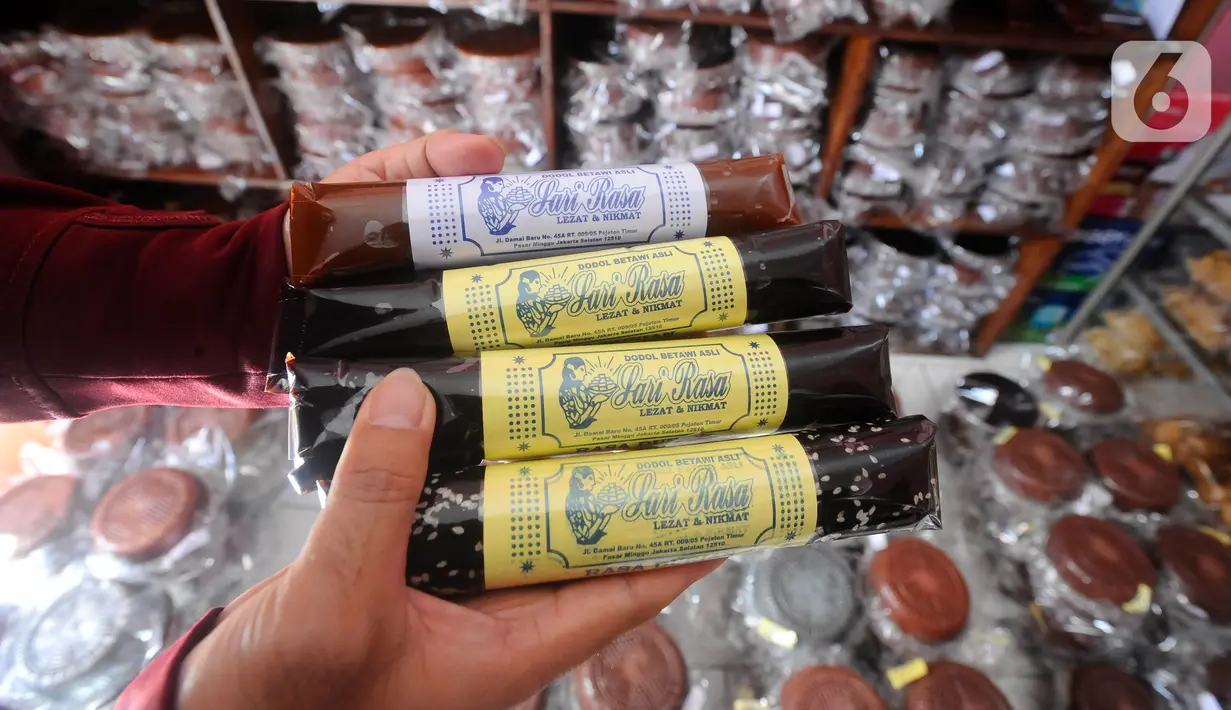 Harga jual dodol betawi ini sekitar Rp 20 ribu hingga Rp 110 ribu tergantung ukuran. (merdeka.com/Arie Basuki)