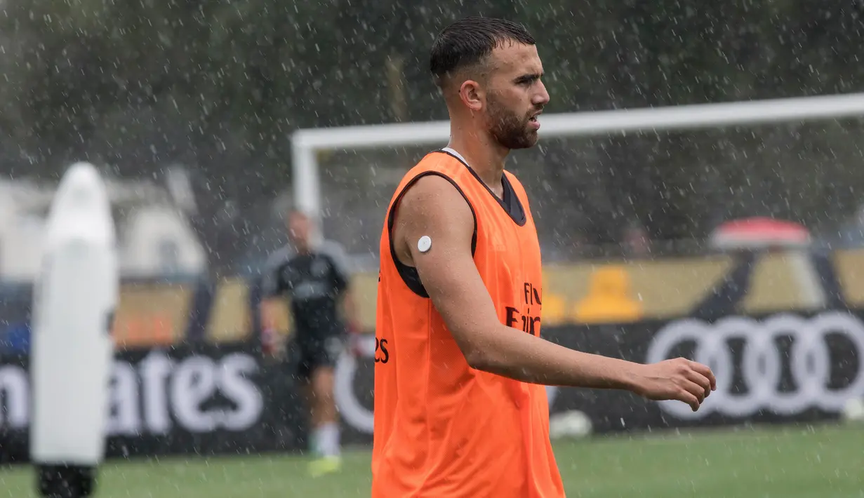 Penyerang Real Madrid, Borja Mayoral saat berlatih di Florida International University di Miami, Florida, (29/7). Madrid akan bertanding melawan Manchester United di International Champions Cup pada hari Selasa di Miami. (AP Photo/Ellis Rua)