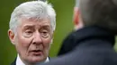 Wali Kota Greater Manchester, Tony Lloyd  memberi keterangan pers terkait paket mencurigakan di stadion Old Trafford, Inggris, (16/5). Setelah diselediki paket tersebut merupakan 'alat tiruan' yang secara tak sengaja tertinggal. (REUTERS / Andrew Yates)