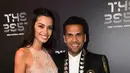 Penyerang Paris Saint-Germain, Dani Alves dan istrinya Joana Sanz berpose setibanya di The Best FIFA Football Awards, London, Senin (23/10). Sejumlah penghargaan diberikan FIFA kepada para pelaku penting di dalam dan luar lapangan hijau. (Glyn KIRK/AFP)
