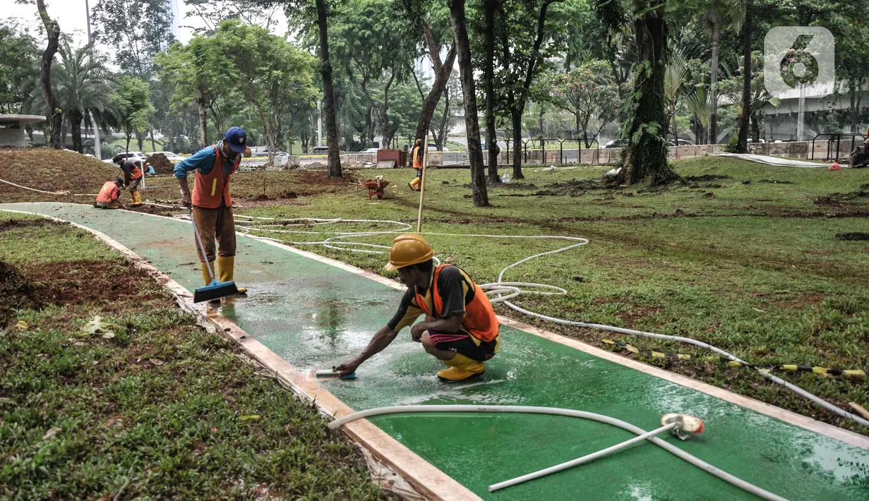 Aktivitas pekerja saat menyelesaikan pembangunan proyek jalur sepeda di Terowongan Semanggi, Jakarta, Kamis (6/10/2022). Proyek jalur sepeda tersebut nantinya akan menjadi fasilitas bagi pengguna sepeda dari arah Sudirman dan sebaliknya melewati Terowongan Semanggi yang termasuk bagian dari revitalisasi taman dan ditargetkan rampung pada bulan ini. (merdeka.com/Iqbal S. Nugroho)