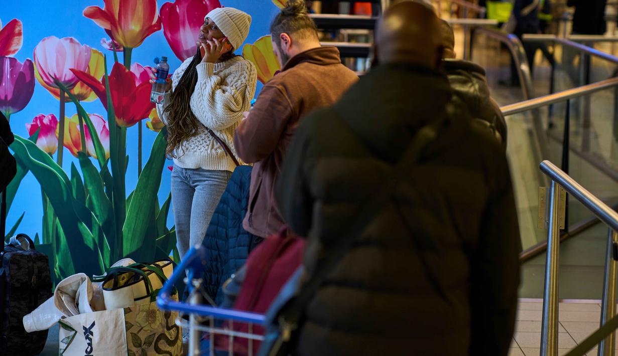 Maskapai nasional Belanda, KLM, telah membatalkan 600 penerbangan dari dan menuju Bandara Schiphol, Amsterdam. Tampak dalam foto, para pelancong yang terlantar mengantre di bandara Schiphol di Amsterdam, Belanda, Rabu 7 Januari 2026. (AP Photo/Peter Dejong)