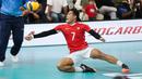 Aksi Libero Timnas Voli Indonesia, Prasijo yang mencoba menjangkau bola ketika melawan Vietnam di laga lanjutan leg 2 SEA V League 2025 di Jakarta International Velodrome, Jakarta, Indonesia, Kamis (17/07/2025) malam WIB.