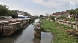 Kondisi Kali Besar Timur, kawasan Kota Tua, Jakarta, Minggu (30/9). Kali Besar Timur terlihat dipenuhi sampah dan semak belukar. (Merdeka.com/Iqbal Nugroho)