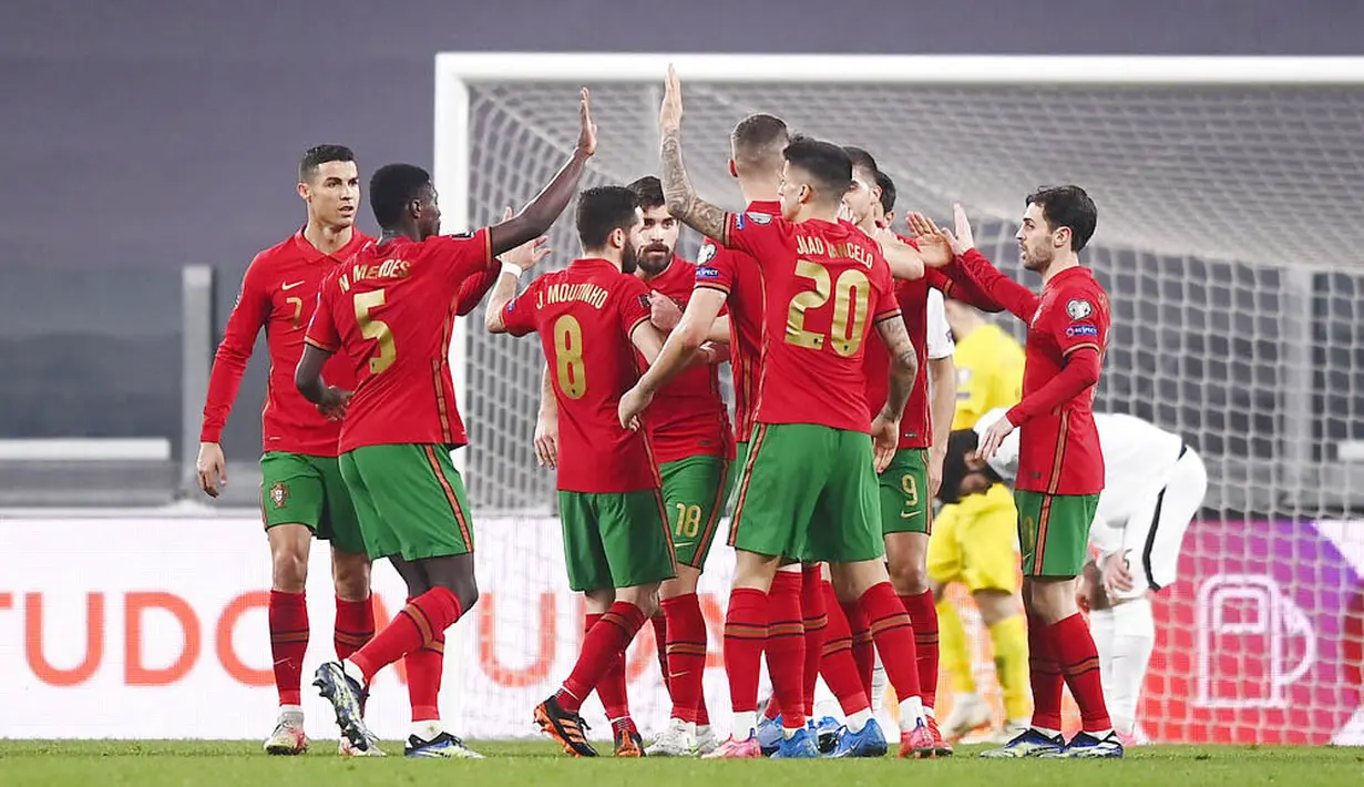 Para pemain Portugal merayakan gol bunuh diri yang dicetak pemain Azerbaijan, Maksim Medvedev, pada laga kualifikasi Piala Dunia 2022 di Stadion Juventus, Turin, Kamis (25/3/2021). Portugal menang dengan skor 1-0. (Fabio Ferrari/LaPresse via AP)