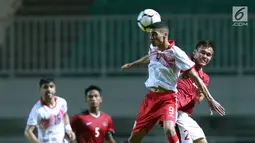 Bek Indonesia U-23, M Rezaldi Hehanusa (kanan) berebut bola dengan pemain Bahrain, Ahmed Sanad pada laga PSSI Anniversary 2018 di Stadion Pakansari, Kab Bogor, Jumat (27/4). Babak pertama Indonesia tertinggal 0-1. (Liputan6.com/Helmi Fithriansyah)