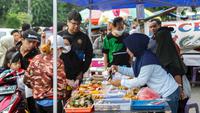 Pedagang melayani pembeli takjil menjelang waktu berbuka puasa di sepanjang Jalan Panjang, Kebon Jeruk, Jakarta, Selasa (4/4/2023). (Liputan6.com/Johan Tallo)