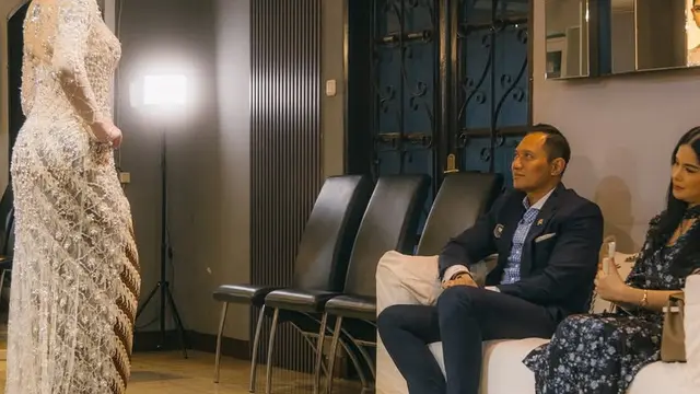 Gaya Anggun Almira Putri AHY dan Annisa Pohan Dibalut Kebaya saat Graduations Sekolah Modelling. [@kimmyjayantischool]