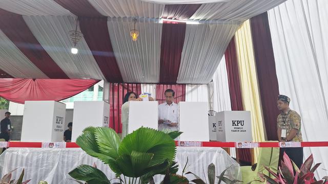 Presiden Jokowi melakukan pencoblosan