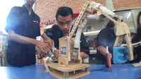 Mahasiswa di Surabaya berhasil menciptakan robot sederhana guna menunjang pengajaran Fisika. 