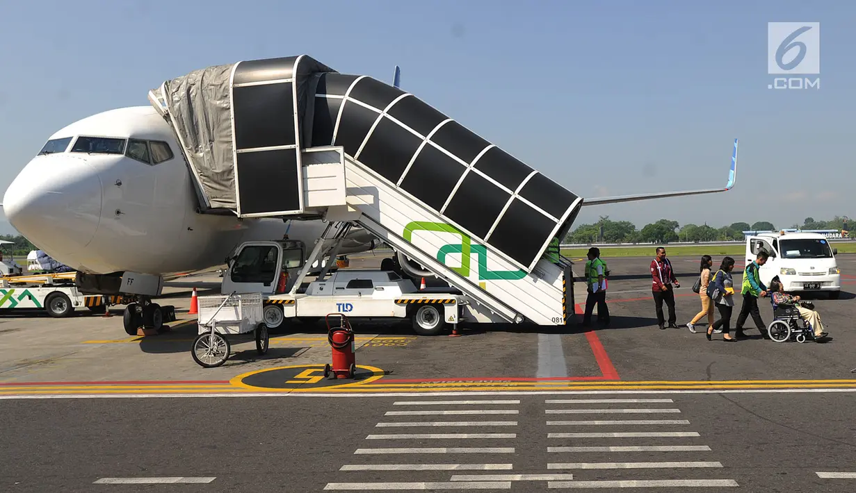 Penumpang turun dari pesawat di Bandara Adisutjipto, Yogyakarta, Minggu (6/5). Angkasa Pura I mencatat terjadi kenaikan jumlah penumpang sebesar 10 persen. (Merdeka.com/Arie Basuki)