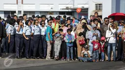 Masyarakat memadati sekitaran Taxi Way Skuadron Udara Bandara Halim Perdanakusuma untuk menyaksikan atraksi HUT TNI-AU ke-71, Jakarta, Minggu (9/4). (Liputan6.com/Faizal Fanani)