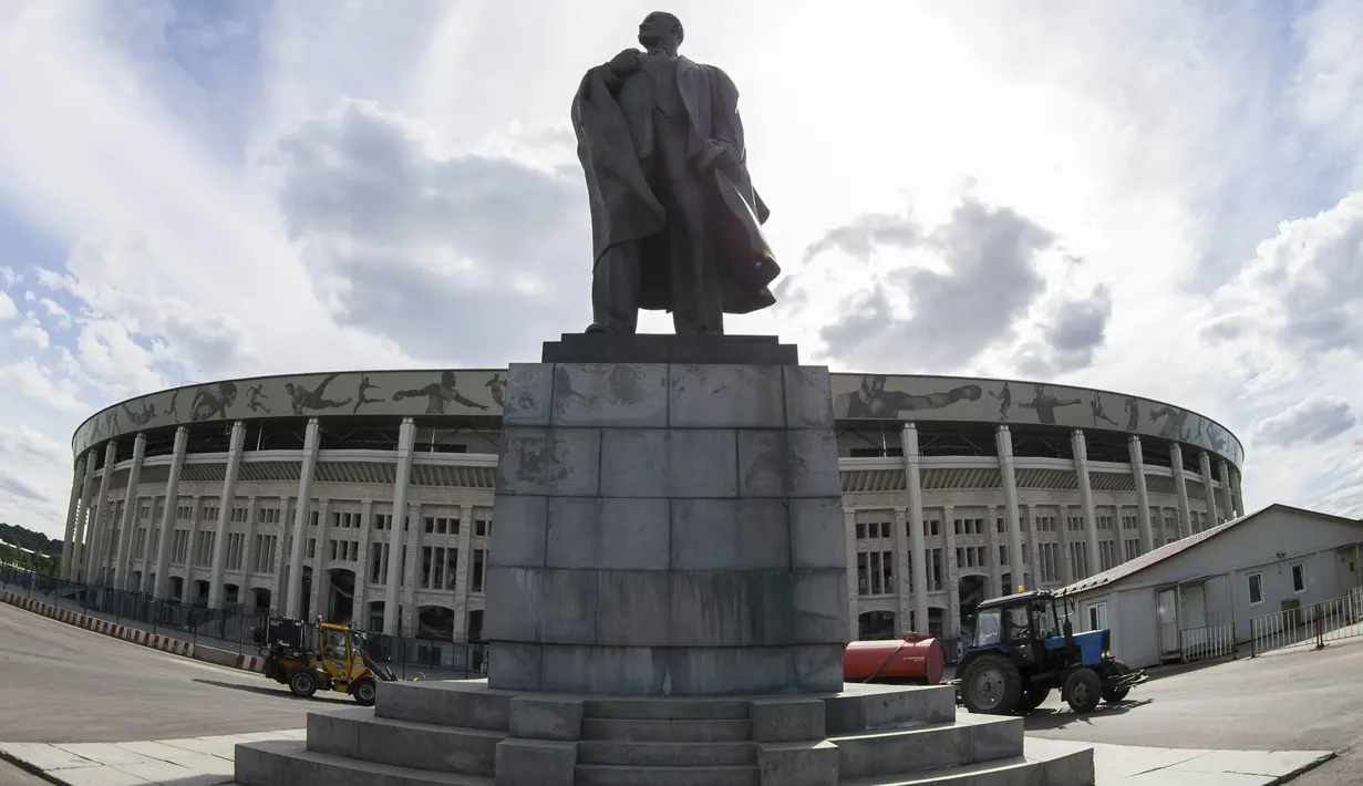 Tampak patung pendiri Uni Soviet berdiri di depan Stadion Luzhniki, Moscow, Rabu,(28/6/2017). Stadion Luzhniki akan menjadi stadion untuk pembukaan dan penutupan Piala Dunia 2018 Rusia. (AP/Denis Tyrin)