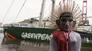 Ondel-ondel menyambut kapal milik Greenpeace, Rainbow Warrior yang berlabuh di Pelabuhan Tanjung Priok, Jakarta, Senin (23/4). Kapal itu melakukan perjalanan dari Manokwari menuju Raja Ampat, lalu ke Bali dan bersandar di Jakarta. (Liputan6/Arya Manggala)