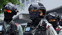 Polisi anti huru hara melakukan penjagaan di luar Gedung Dewan Legislatif di Hong Kong, Rabu (27/5/2020). Penjagaan ekstra dilakukan menimbang kemungkinan aksi menentang RUU yang mengkriminalkan penghinaan terhadap lagu kebangsaan China dan pemberlakuan UU keamanan nasional. (AP Photo/Kin Cheung)