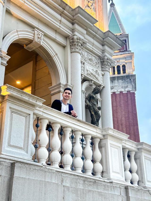 Brewoknya Makin Tebal, Ini 7 Potret Verrell Bramasta Waktu Liburan di Macau