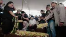 Komedian Indro Warkop bersama anaknya memandangi pusara istrinya, Nita Octobijanthy di TPU Tanah Kusir, Jakarta, Rabu (10/10). Putri Indro, Satya Paramita Hada Dwinita berkali-kali menangis saat pemakaman sang bunda. (Liputan6.com/Faizal Fanani)