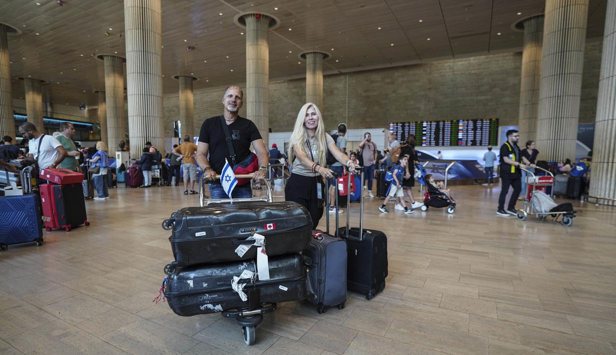 Pesawat Air Seychelles A320 lainnya terbang ke Jeddah pada hari Selasa dari Dubai untuk menjemput para pelancong dan membawa mereka ke Tel Aviv. (AP Photo/Tsafrir Abayov)