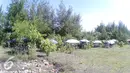 Sejumlah tenda berjejer di kawasan Pantai Alam Indah (PAI), Tegal, Jawa Tengah, Minggu (10/7). Memasuki libur lebaran, Pantai Alam Indah ramai didatangi pengunjung. (Liputan6.com/Herman Zakharia)