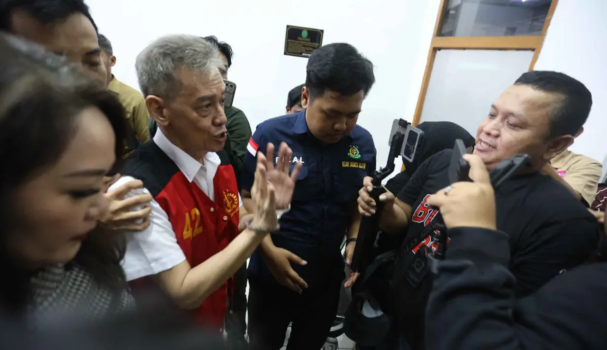 Tiga tahun berselang atau pada 24 Agustus 2018, pria kelahiran 5 Januari 1959 ini kembali ditangkap untuk ketiga kalinya karena narkoba. Kali ini, Fariz RM menjalani rehabilitasi di Pusat Rehabilitasi BNN di Lido, Bogor. (Kapanlagi.com/Budy Santoso)