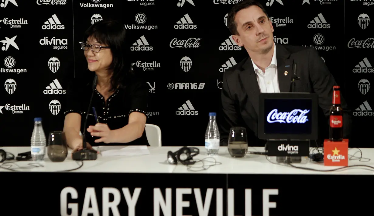 Mantan Pemain Manchester United, Gary Neville (kanan) bersama salah satu pemilik Klub Valencia, Lay Hoon Chan memberikan keterangan pers pada acara perkenalan sebagai pelatih di Stadion Mestalla, Kamis (3/12/2015).  (AFP Photo/Jose Jordan)