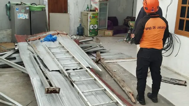 Angin kencang melanda wilayah Kalideres, Jakarta Barat, pada Minggu (11/5/2025). Akibatnya, 20 rumah warga rusak, bahkan lima di antaranya kategori berat. (Foto: BPBD DKI Jakarta)