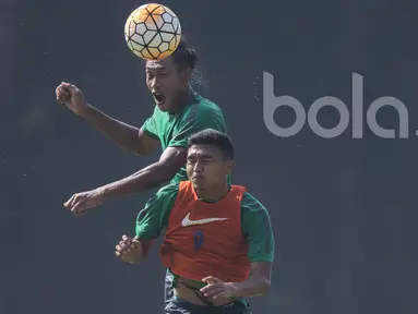 Bek Barito Putera, Hansamu Yama, duel udara dengan striker Bhayangkara FC, Dendy Sulistyawan, saat mengikuti seleksi Timnas Indonesia U-22 di Lapangan SPH Karawaci, Banten, Kamis (9/3/2017). (Bola.com/Vitalis Yogi Trisna)